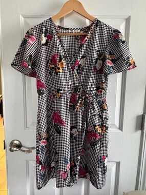 Speed Control Black-and-White Gingham Floral Top